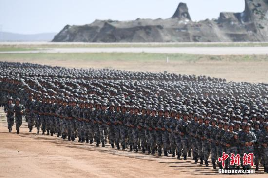 2017年7月30日，庆祝中国人民解放军建军90周年阅兵在位于内蒙古的朱日和训练基地举行。 <a target='_blank' href='http://www.chinanews.com/'></table>中新社</a>记者 崔楠 摄