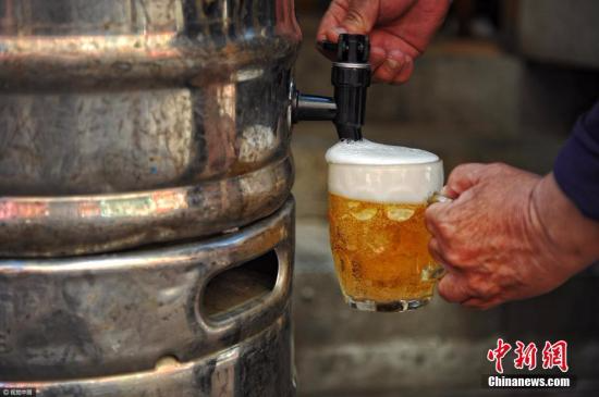 资料图：桶装散啤。张力伟 摄 图片来源：视觉中国