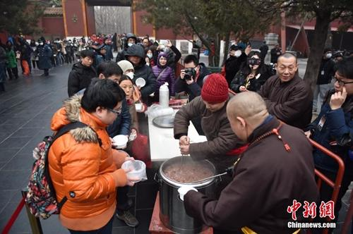 资料图：腊八节北京民众雍和宫领腊八粥讨吉利。金硕 摄