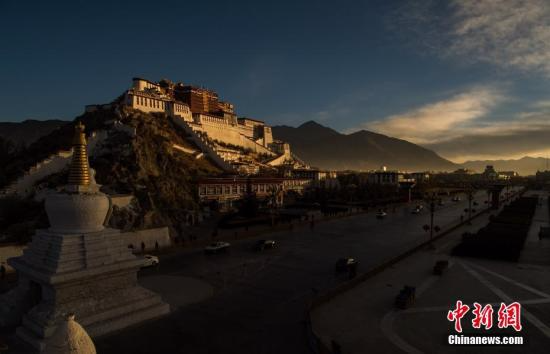2018年1月1日清晨，西藏布达拉宫迎来新年第一缕阳光，景色迷人。<span target='_blank' href='http://www.chinanews.com/'></div>中新社</span>记者 何蓬磊 摄
