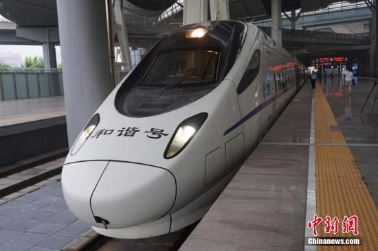 资料图：北京至雄安新区的动车组列车。 <a target='_blank' href='http://www.chinanews.com/' >中新网</a>记者 潘心怡 摄