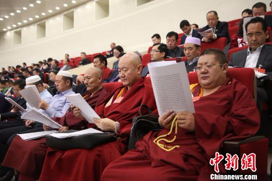 图为青海省宗教界政协委员听取工作报告。　罗云鹏 摄