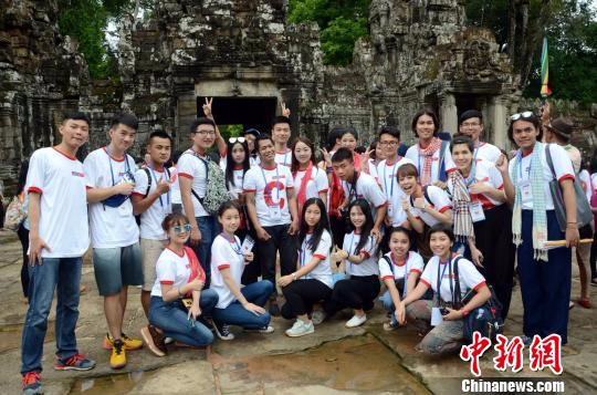 图为第二届中国-东盟青年交流访问活动中贵州大学生与泰国大学生合影。　瞿宏伦 摄