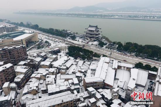 资料图：1月28日，湖南长沙迎来新一轮降雪，城内的大街小巷均被厚厚的冰雪覆盖。 杨华峰 摄