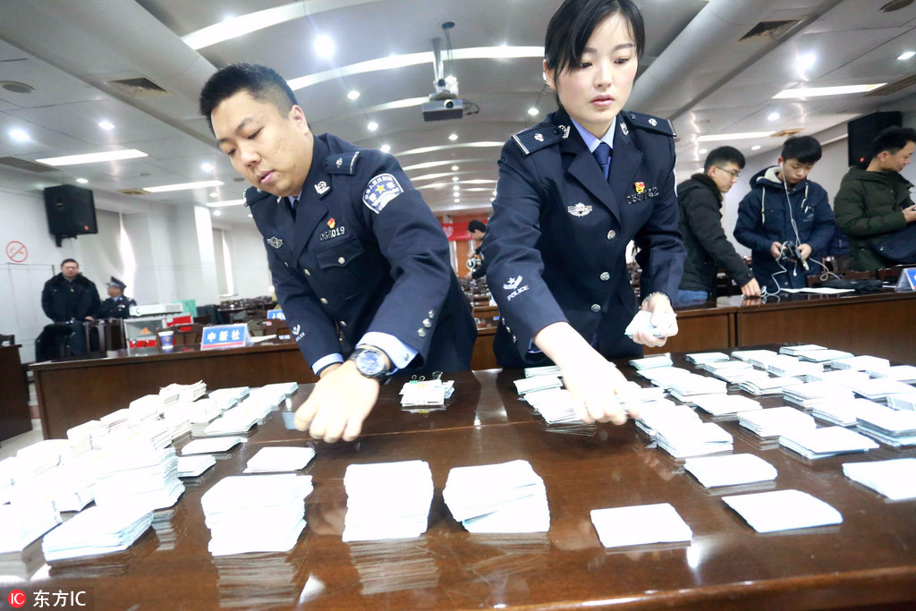1月29日，河南郑州铁路民警在摆放查获的假车票。杨正华/东方IC