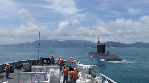 某型拖船对“失事潜艇”进行拖带。赵阳/摄(资料图片)