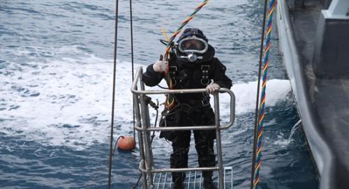 潜水员准备下水对“失事潜艇”进行探摸等作业。赵阳/摄(资料图片)