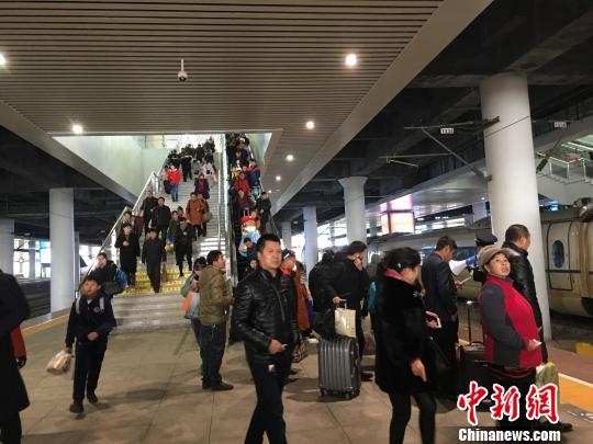 归乡者在贵阳北站搭乘高铁回家。　刘鹏 摄