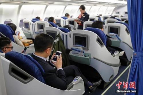 旅客全程在飞行模式下可以使用手机。殷立勤 摄