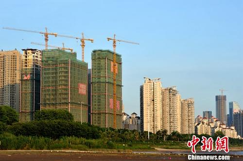 9月18日，中国国家统计局发布了2017年8月份70个大中城市住宅销售价格统计数据。数据显示，70个大中城市中，一线城市房价环比继续下降，二三线城市涨幅有所回落。图为福州正在建设中的房地产楼盘。(资料图片)<span target='_blank' href='http://www.chinanews.com/'>中新社</span>记者 张斌 摄