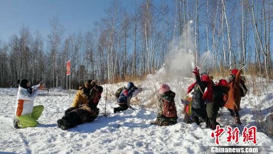 游客在冰天雪地中戏雪 王琳 摄