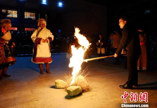 甘肃肃北小年夜祭火祈福迎新春