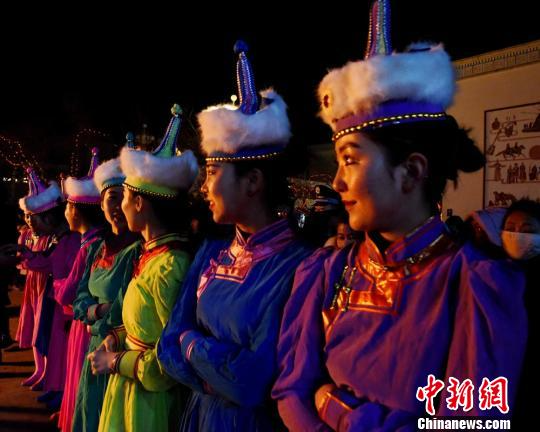 图为祭火节上身着蒙古族服饰的美女。　乌仁花 摄