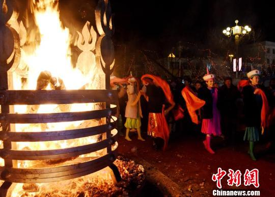 图为蒙古族民众围绕篝火祈福。　乌仁花 摄