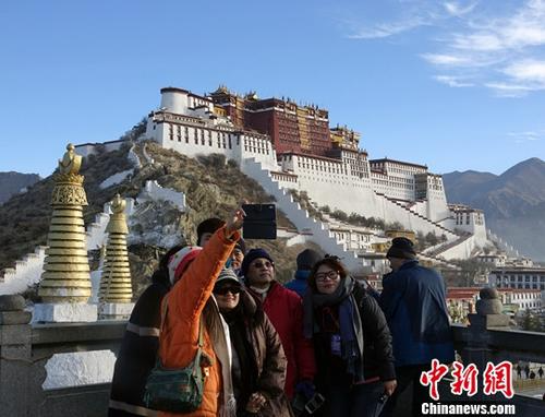资料图：游客在西藏旅游。<a target='_blank' href='http://www.chinanews.com/'>中新社</a>记者 孙翔 摄