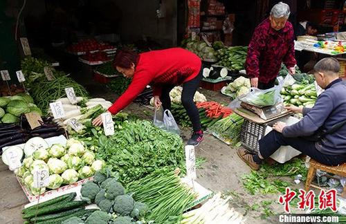 1月10日，中国国家统计局公布的数据显示，2017年12月份中国CPI同比上涨1.8%。从全年数据来看，2017年全年CPI比上年上涨1.6%。图为成都某市场内蔬菜标注的价格，一些民众正在挑选。（资料图） <span target='_blank' href='http://www.chinanews.com/'>中新社</span>记者 刘忠俊 摄