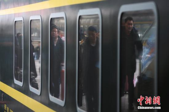 资料图：大批旅客在南京火车站乘坐火车出行。 <a target='_blank' href='http://www.chinanews.com/'>中新社</a>记者 泱波 摄