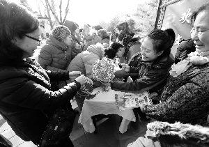 大年初一北京22万游客逛公园精品花卉展吸引游人