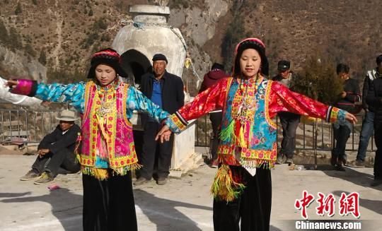 甘肃甘南藏乡小村闹新春演绎原生态民族歌舞