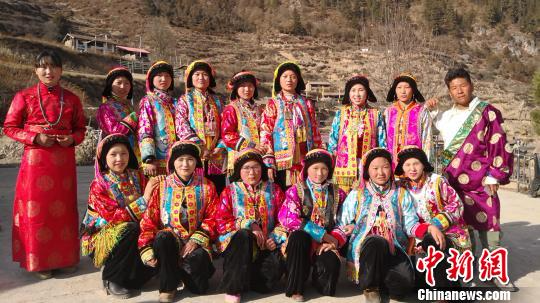 图为藏族男女身着盛装展示民族服饰。　南如卓玛 摄