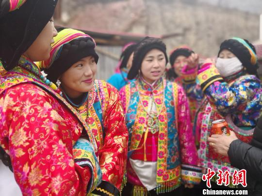图为身着节日盛装的藏族女孩。　南如卓玛 摄