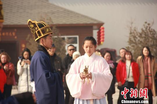 当日还举行了传统的拜师礼、祝寿礼，体现尊师重教、祝福寿辰的中华民族传统美德。　吕秋瑾 摄