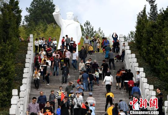 2月19日，游客在古田会议会址毛泽东主席纪念园参观。　张斌 摄