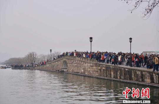 图为：春节假期间的杭州西湖 李晨韵 摄