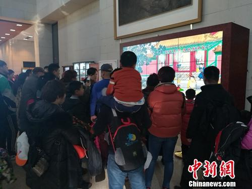 正月初五，中国国家博物馆内，不少热门展览都吸引了很多参观者。上官云 摄