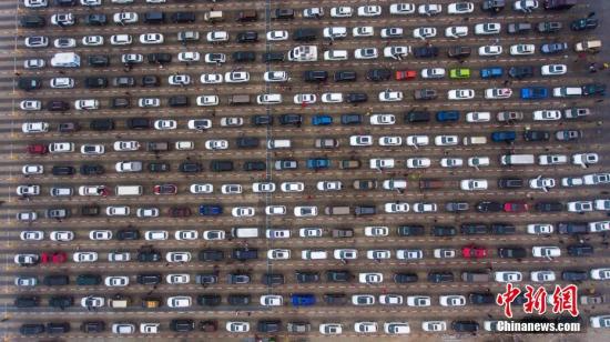 2月22日，航拍海口市新海港码头数千辆排队等待过海的滞留车辆。 <a target='_blank' href='http://www.chinanews.com/'>中新社</a>记者 骆云飞 摄