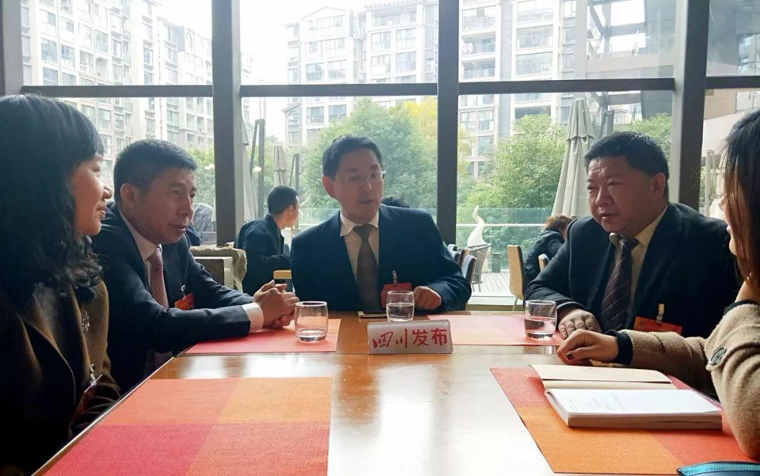 成都市政协委员接受四川发布客户端记者采访