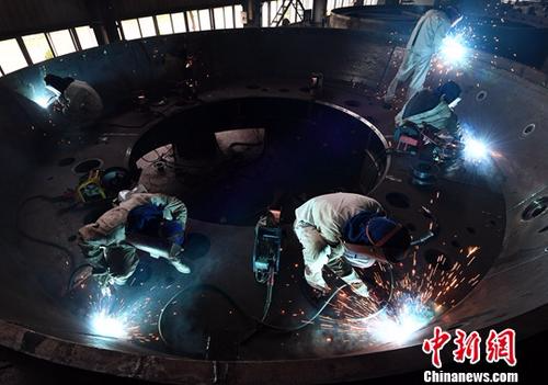 资料图：图为一家企业中工人正在焊接。<span target='_blank' href='http://www.chinanews.com/'>中新社</span>记者 张斌 摄