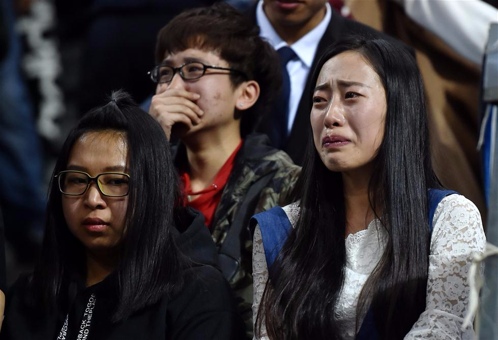  2月19日，北京首钢队球迷在主队输球后哭泣。当日，在2016-2017中国男子篮球职业联赛（CBA）第38轮比赛中，北京首钢队主场以113比114不敌四川品胜队，无缘季后赛。新华社记者张晨霖摄
