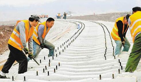 中国工人正在渝新欧铁路.jpg