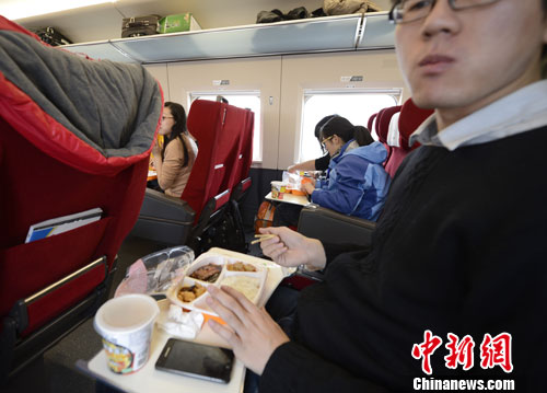 图为G801次列车一等座席的乘客在品尝列车提供的餐食。<span target='_blank' href='http://www.chinanews.com/'>中新社</span>发 侯宇 摄