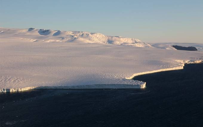 资料图 这是埃里伯斯火山深入罗斯海的大冰架（与本文无关） 新华社记者 朱基钗.jpg