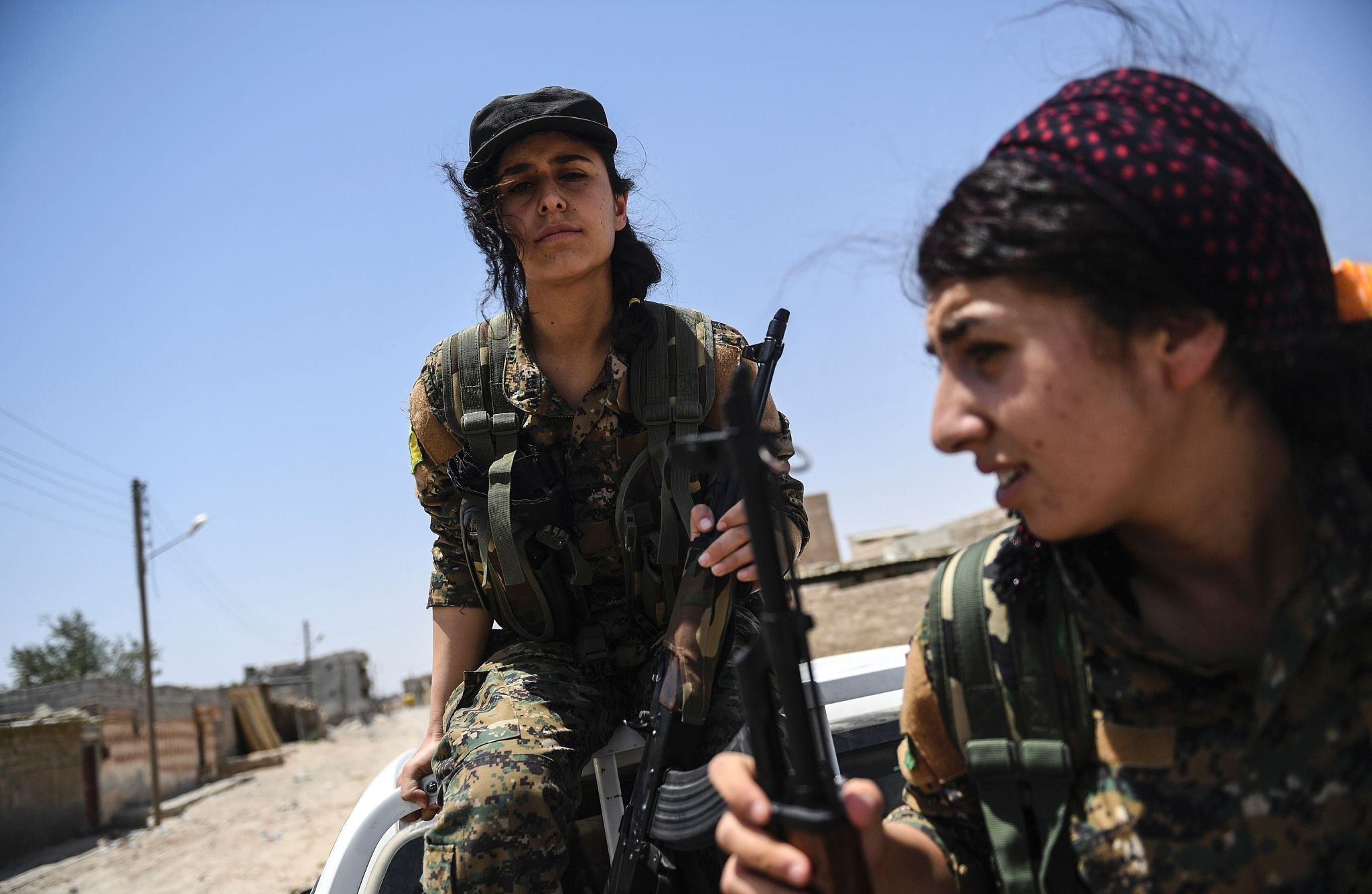 拉卡收复战中的叙利亚女兵(网络图片)