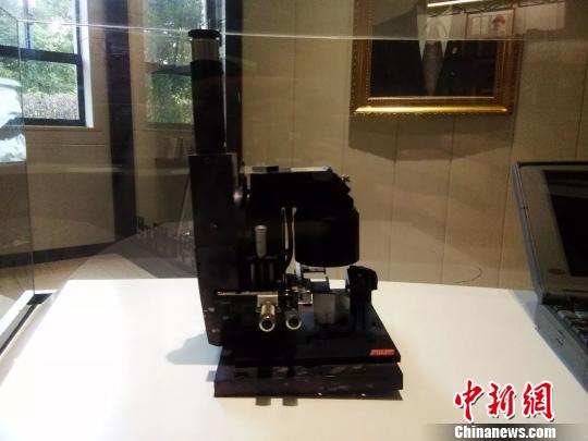 “四大镇馆之宝”之李昌钰在上世纪七八十年代所在实验室用的第一台显微镜。　供图 摄