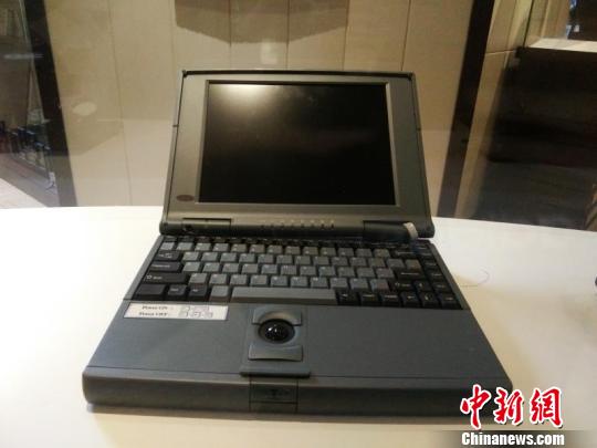 “四大镇馆之宝”之上世纪六七十年代李昌钰一直使用的笔记本电脑。　供图 摄