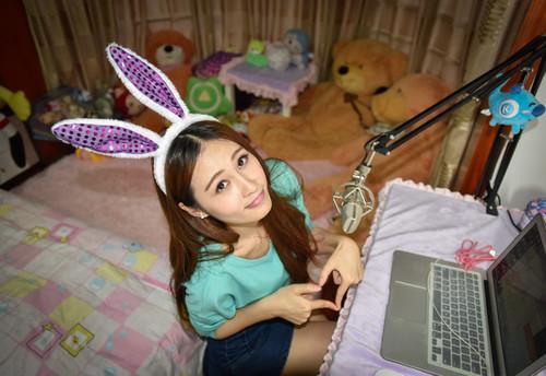 资料图片：网络主播燕子在自己的房间内上线直播（2015年4月28日摄）。新华社记者 刘大伟 摄.jpg