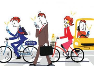 西安"低头族专用通道"引争议 是保护还是纵容?
