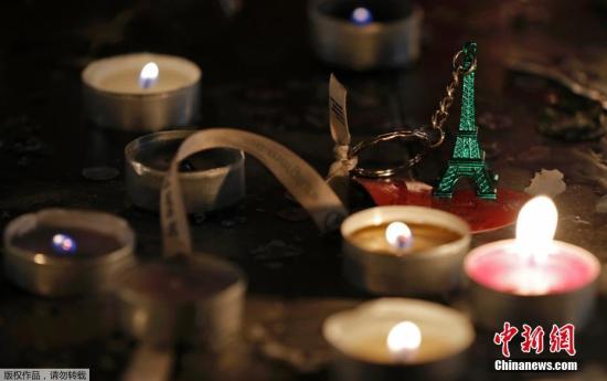 当地时间2016年11月13日，法国巴黎，法国举行巴黎连环恐怖袭击纪念恐袭一周年仪式，总统奥朗德出席。2015年11月13日，法国首都巴黎发生系列恐怖袭击，造成至少130人死亡，350多人受伤。