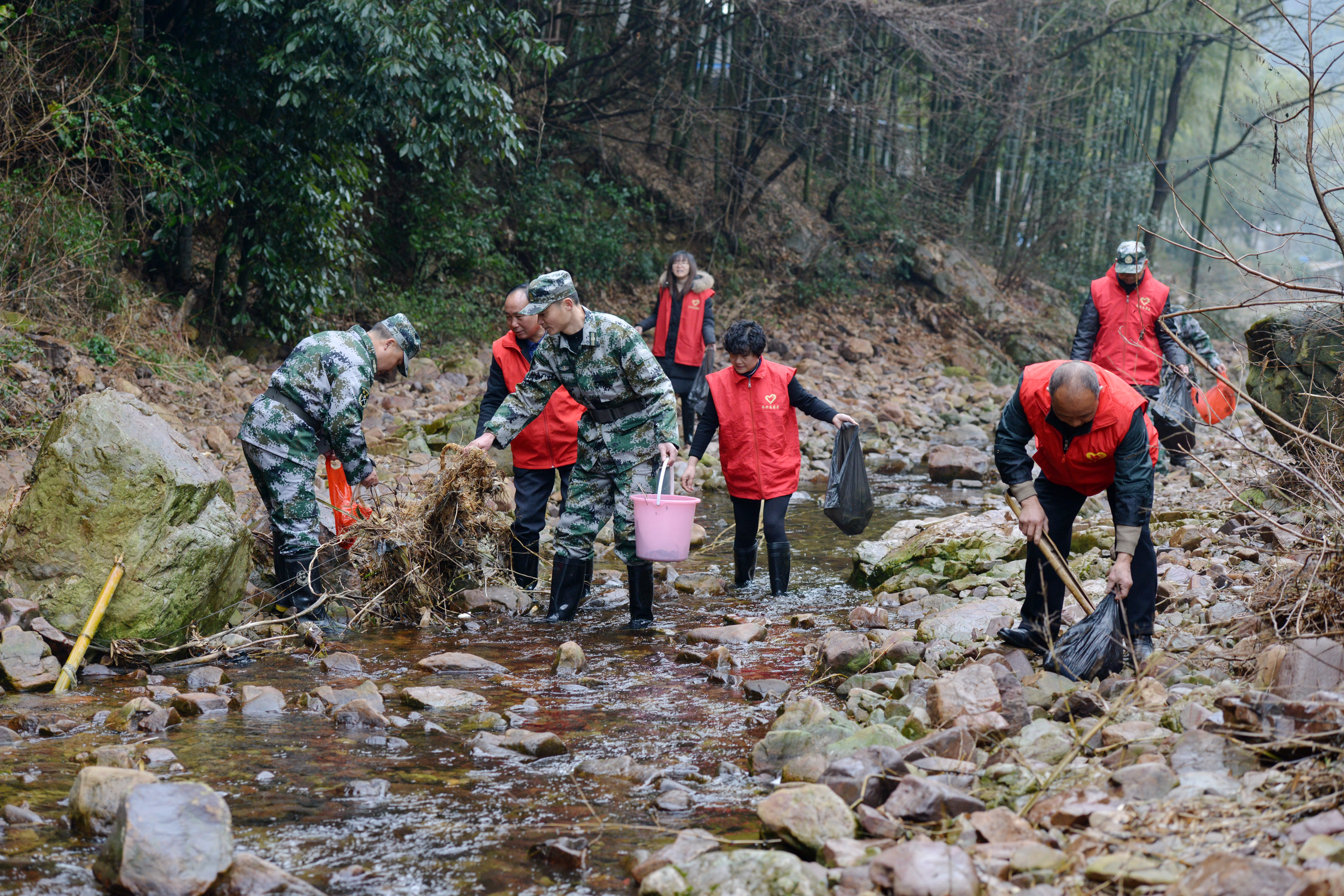 长兴：长假过 治水忙 2月3日，春节上班第一天，长兴县水口乡江排村的党员干部和志愿者20余人正在清理河道垃圾。村里的党员干部、巾帼志愿者等齐上阵，对全长8公里的核心河道进行清理，以确保河道干净整洁，有效改善村庄环境卫生。县委报道组 谭云俸 张泽民 摄.jpg