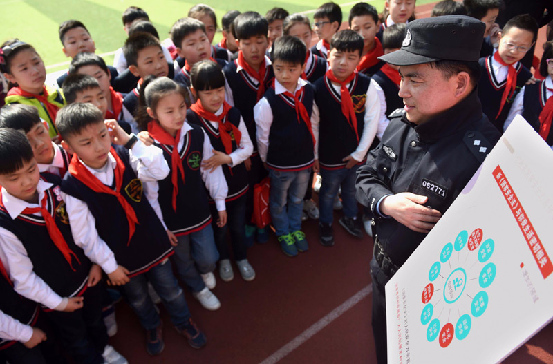 4月13日，安徽省合肥市瑶海区举行“全民国家安全教育日”主题活动。这是合肥公安局瑶海分局民警为瑶海区少儿艺术学校的学生讲解《国家安全法》相关知识。