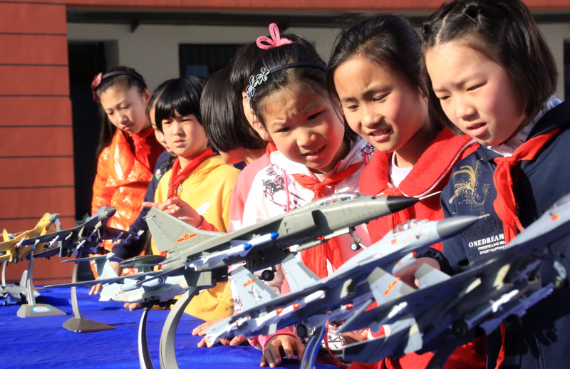 4月13日，安徽省合肥市蜀山区五里墩街道清溪路社区举行“全民国家安全教育日”主题活动。这是辖区小学生在观看国防武器模型。