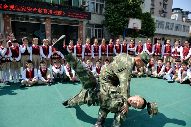 4月13日，武警重庆总队二支队组织官兵来到辖区五星小学开展“国家安全教育进校园”活动。这是武警官兵为五星小学的学生进行擒敌拳基本动作演示。