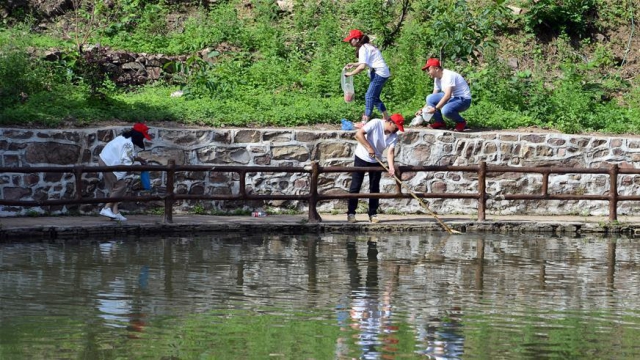 河北邢台：志愿者捡垃圾 守护绿水青山