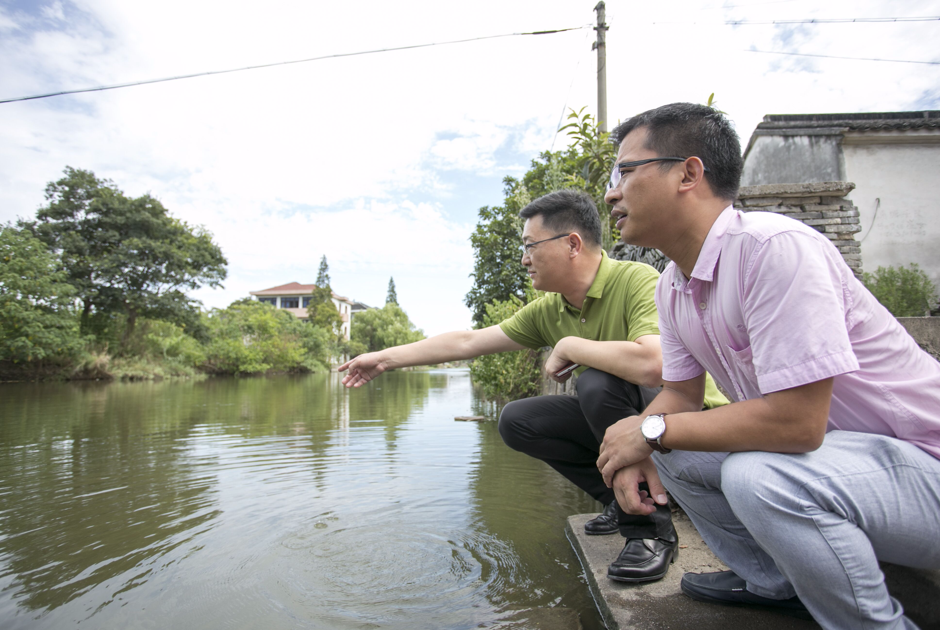 湖州南浔区河长正在讨论治水工程　湖州河长办提供.jpg