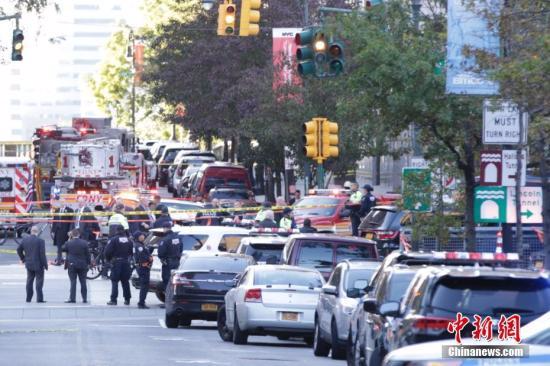 大量警力聚集在纽约曼哈顿西侧快速路卡车撞人恐怖袭击现场。 中新社记者 廖攀 摄
