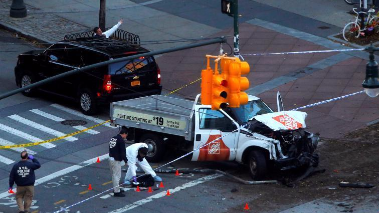 美国纽约发生卡车撞人恐怖袭击 现场一片狼藉